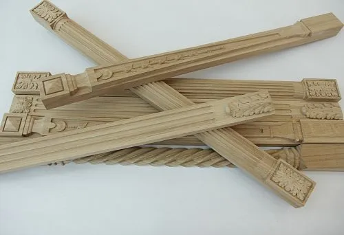 Композиция из деревянных декоративных элементов с растительными мотивами, демонстрирующая мастерство традиционного ремесла.