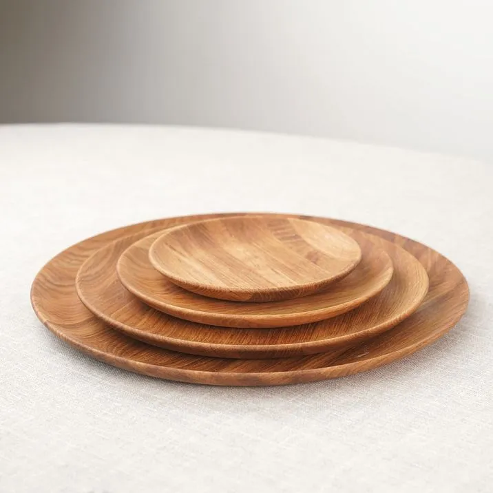 Деревянная тарелка с выпечкой и круассанами, рядом пшеничные колоски.