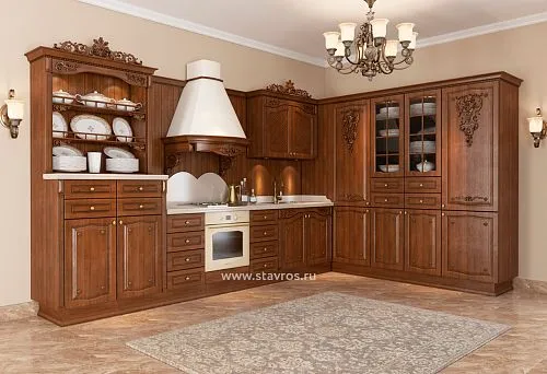 Классическая кухня с деревянным обрамлением вытяжки и резным фасадом