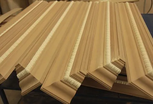 Декоративные деревянные профили с резными элементами и классическим дизайном