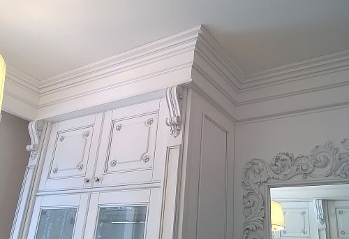 Элегантный гарнитур с изысканными декоративными элементами.