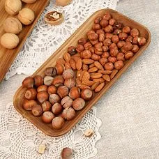 Тарелка деревянная на столе