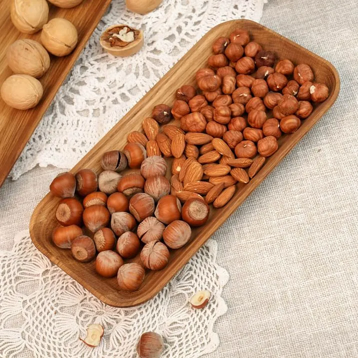 Тарелка деревянная на столе