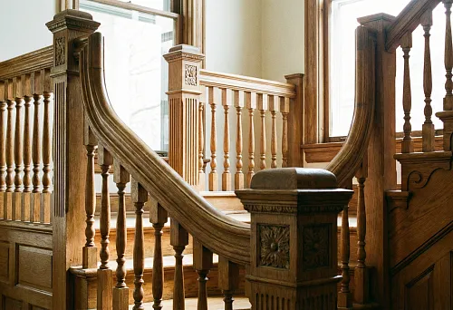 Деревянные балясины и столбы для лестницы: архитектура подъёма