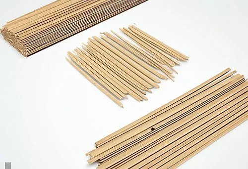 Разноформатные деревянные рейки, разложенные по группам на белом фоне