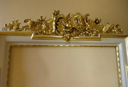 Эксклюзивное зеркало с декоративным орнаментом и позолотой