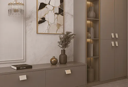 Современная гостиная с элегантной мебелью, шкафом с подсветкой и декоративными ручками, оформленная в светлых тонах с элементами роскоши.