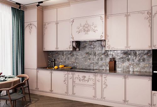 Кухня с фасадами классического стиля, декоративными элементами и столешницей, имитирующей натуральное дерево, на фоне серо-зеркального фартука.