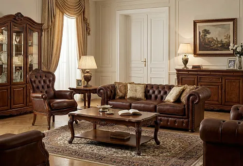 Коричневая классическая гостиная: кожаный диван и кресла с каретной стяжкой, резной журнальный стол, витрина из дерева, комод, тёплое освещение и текстильные шторы в классическом интерьере
