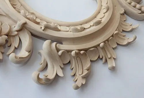 Резной декоративный элемент из дерева крупным планом, выразительная ручная резьба с растительными мотивами для современного и классического интерьера