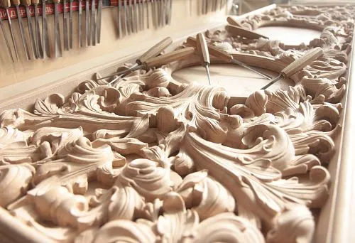 Детально вырезанный деревянный декоративный элемент с изящными завитками и объемными формами