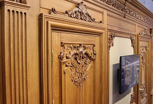 Изысканный интерьер с использованием деревянных панелей.