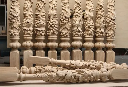 Резные балясины из массива дерева с объемными декоративными элементами,