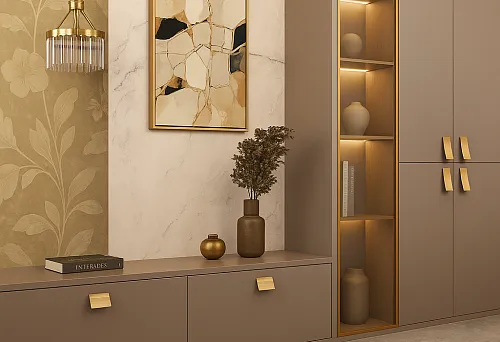 Современный интерьер с мебелью в теплых бежевых тонах и золотыми ручками.