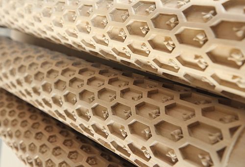 Погонажные изделия из дуба с резным шестиугольным узором, выполненные в мастерской.