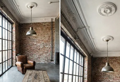 Кирпичный лофт с белым потолочным карнизом и розеткой — металл встречает лепнину в интерьере
