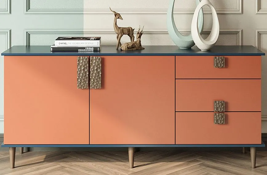 Комод KMD-006 с мебельными ручками "Mercury" HL-038 и точеными ножками MN-145 в интерьере гостиной.