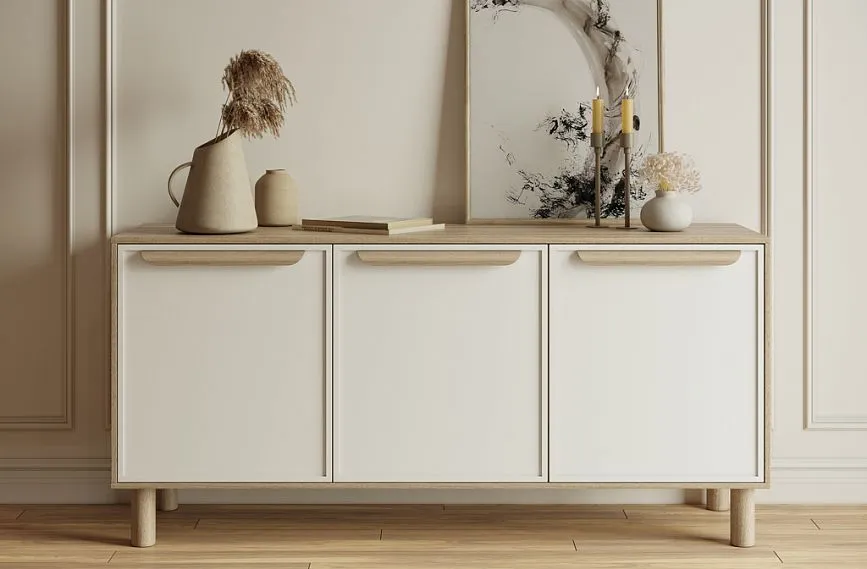 Идея оформления комода KMD-004 с мебельными ручками HL-006 и точеными ножками MN-194 в интерьере прихожей.