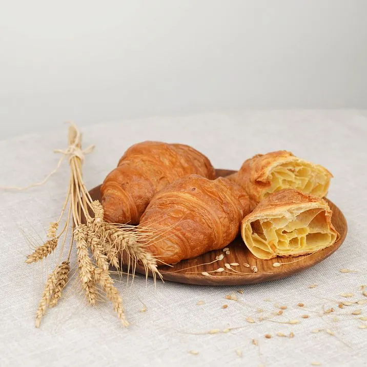 Набор круглых дубовых тарелок, расположенных веером.