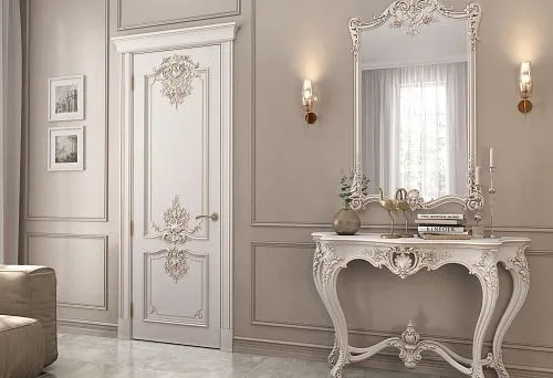 Элегантный резной консольный стол с большим зеркалом и декоративной дверью в классическом интерьере