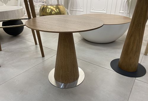 Круглый дубовый стол ручной работы с конусной ножкой и металлическим основанием