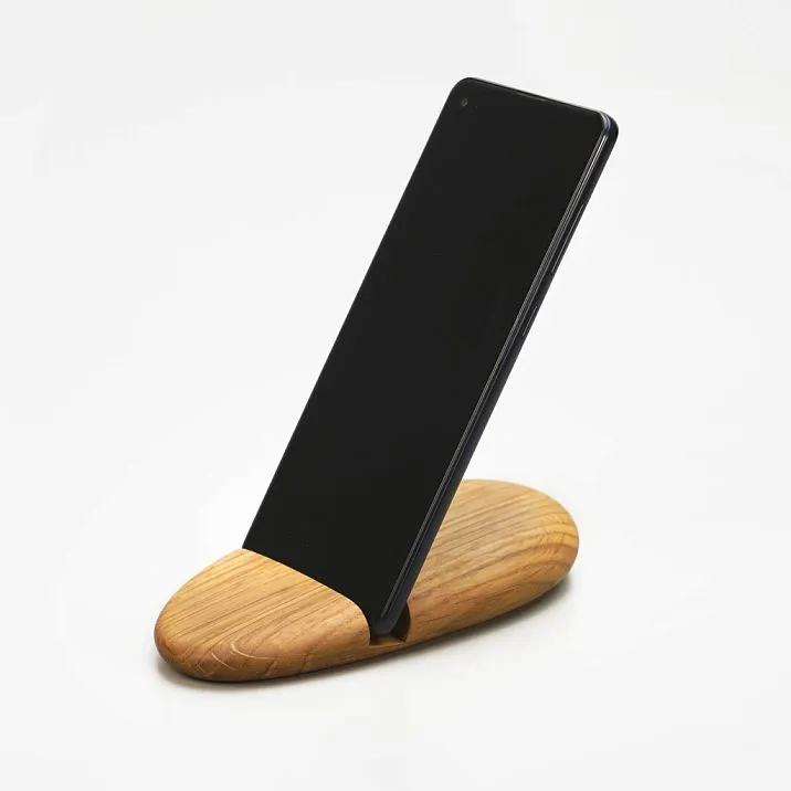 Smartphone stand SUV-001 made of solid oak or beech &ndash; a stylish accessory for your phone.