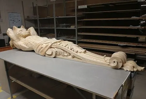 Резная скульптурная композиция из натурального дерева, выполненная в мастерской.