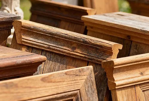 Деревянные панели и элементы уличного декора для фасада