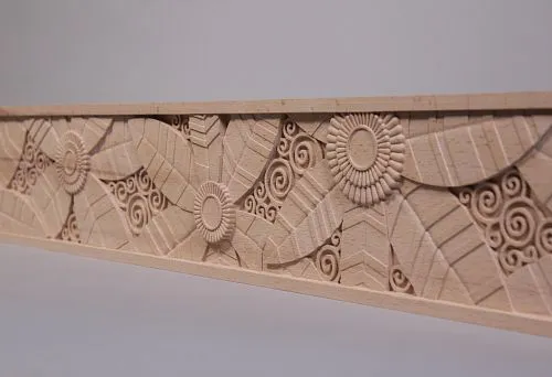 Декоративное деревянное обрамление двери с резным орнаментом