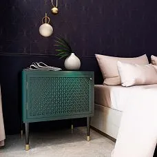 Тумба с деревянными ножками MN-148 в спальне