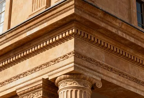 Фасадный лепной декор с колоннами и карнизами в классическом архитектурном стиле