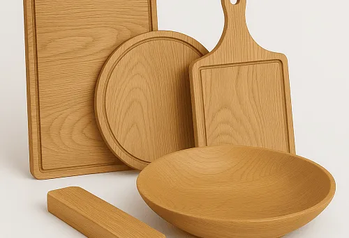 Деревянные кухонные аксессуары: разделочные доски, миска и сервировочные тарелки из натурального дерева.