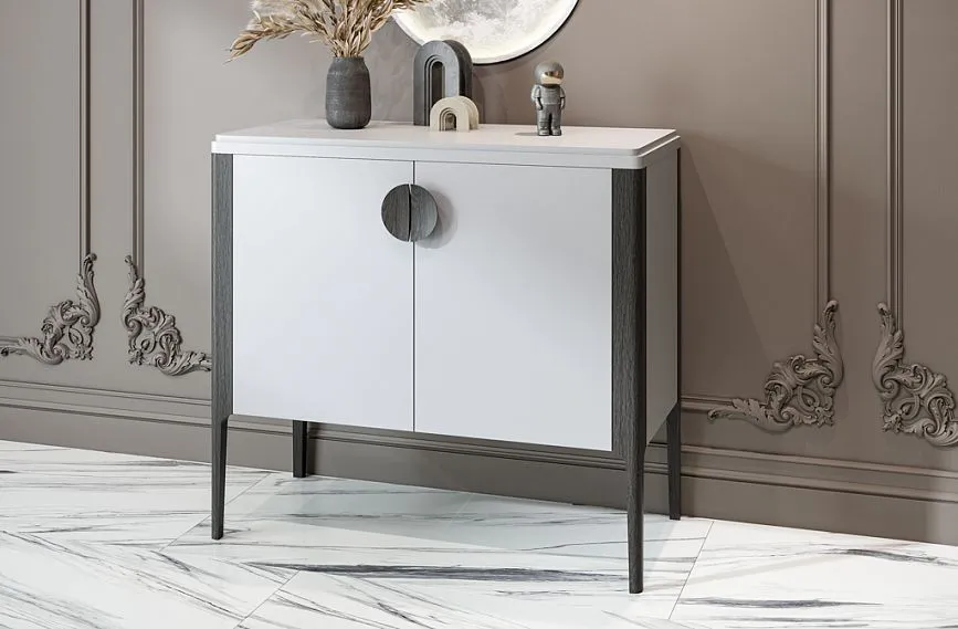 Идея декорирования комода KMD-027 с современным декором, включая молдинги и ручки Duet HL-018.1.