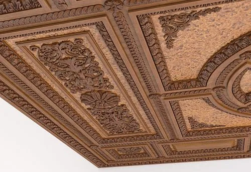 Элегантный деревянный потолок с резными вставками и бордюрами.