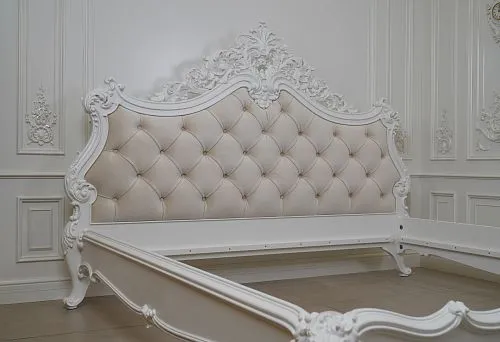 Классическая спальня с мебелью в светлых оттенках и утонченным дизайном.