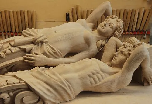 Резные декоративные элементы с реалистичными деталями, отображающие художественную резьбу.