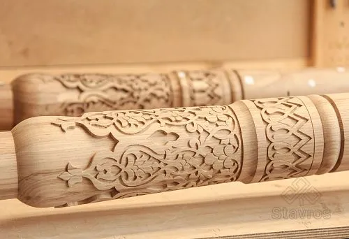 Резной декоративный элемент колонны из массива дерева от STAVROS с орнаментом ручной работы