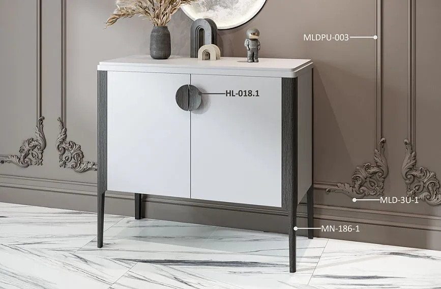 Декорирование комода KMD-027 в современном стиле, включая молдинги и ручки Duet HL-018.1 в интерьере прихожей комнаты.