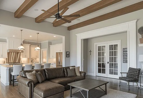 Потолочные балки в интерьере частного дома с кухней и гостиной