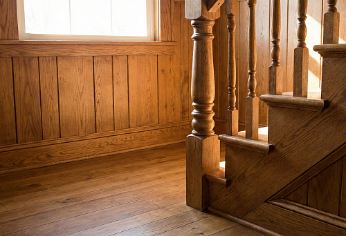 Деревянные балясины и плинтус напольный: единый стиль деревянного интерьера