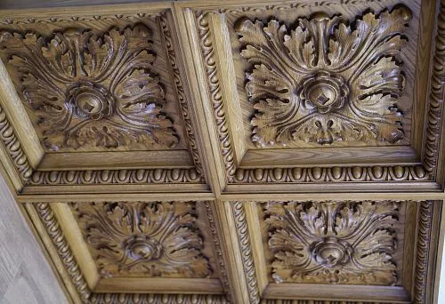 Элегантная композиция из резных деревянных элементов – стильное решение для интерьера.