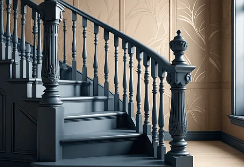 Классическая деревянная лестница с темными перилами и балясинами, пример профессионального монтажа ограждений