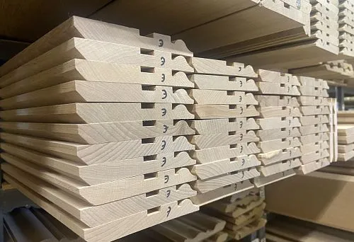 Широкий деревянный плинтус светлого оттенка в интерьере гостиной