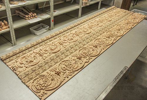 Резной деревянный багетный профиль с классическими узорами