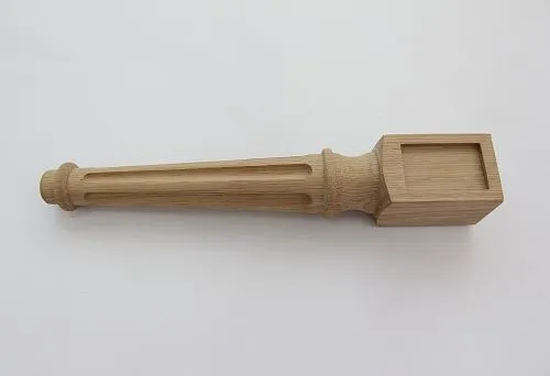 Резная ножка из массива дуба с классическим дизайном.