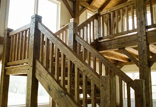 Деревянные балясины и перила: система, которая держит дом