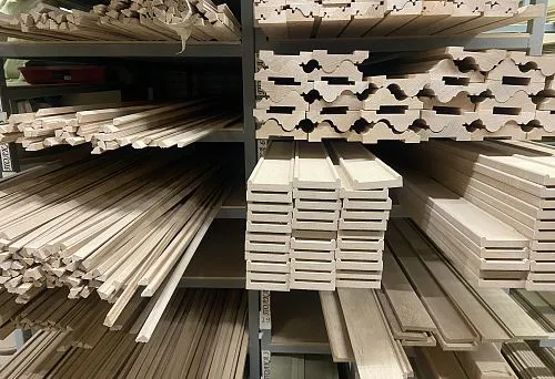 Склад с деревянной вагонкой и погонажными элементами из массива