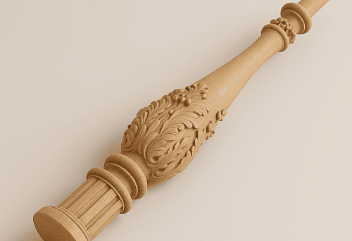 Резной деревянный столб с изящным орнаментом, выполненный из натурального дерева.