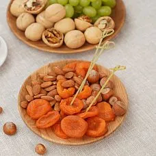 Дно деревянной тарелки с выгравированным логотипом Stavros.