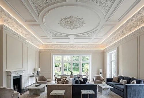 Лепнина на потолке в гостиной: орнаментальная розетка и кессонные панели, интерьер 2026